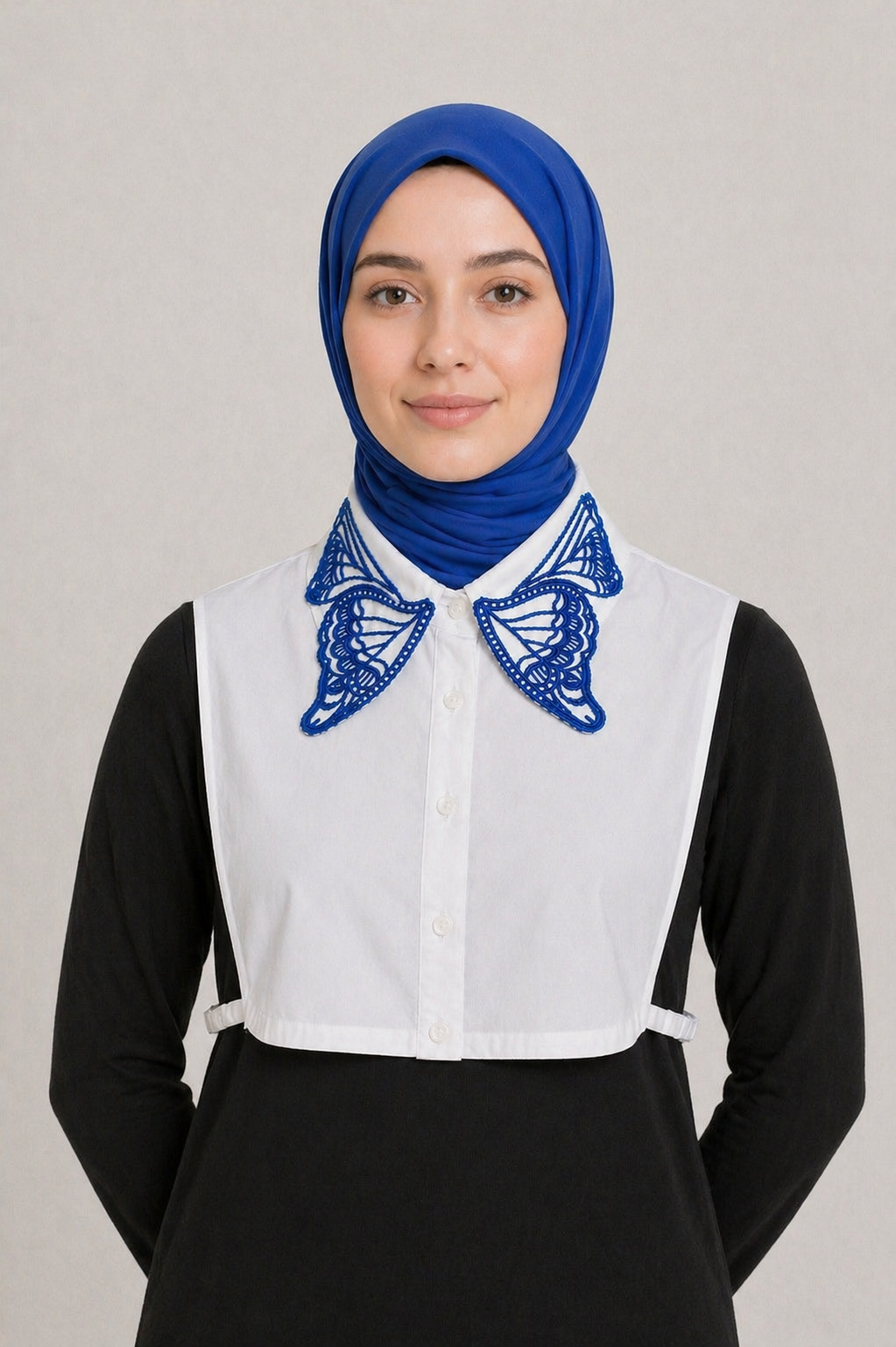 Kazak içi gömlek yakası; potluk yapmayan tasarımıyla konfor sağlayan, seyyar gömlek yakası modelleri arasında öne çıkan lacivert işlemeli beyaz yaka.