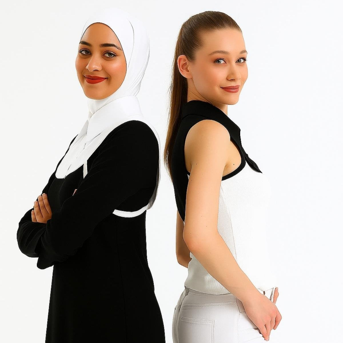 Siyah ve beyaz kombinlerde kullanılan seyyar gömlek yakası ve sahte yaka detayları