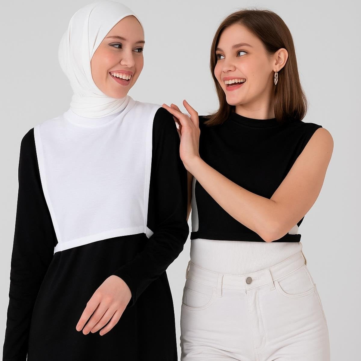 Tesettür boyunluk ve kolluk kombinli kadın giyim modeli