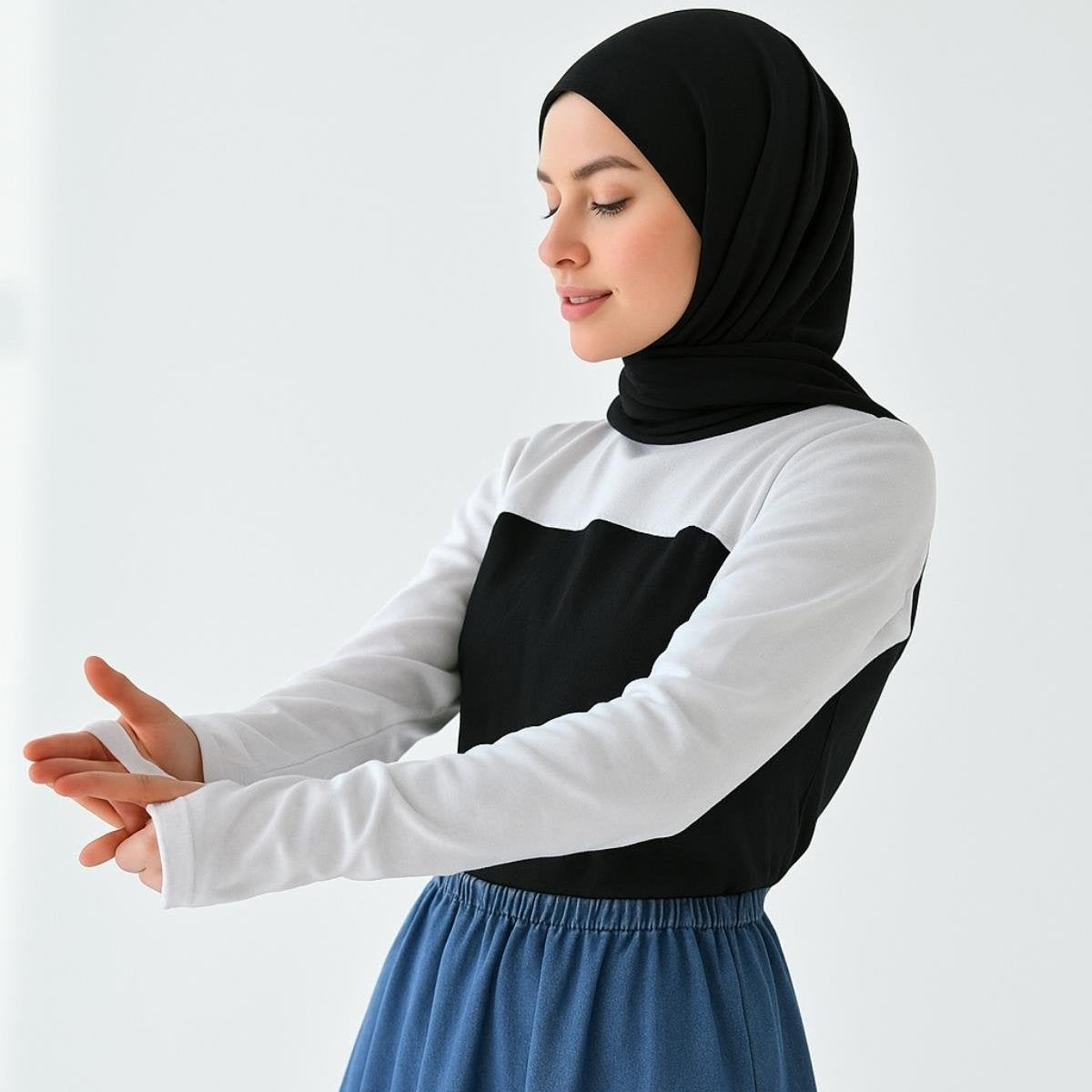 Kadın tesettür kolluk ve boyunluk kombinli siyah beyaz elbise