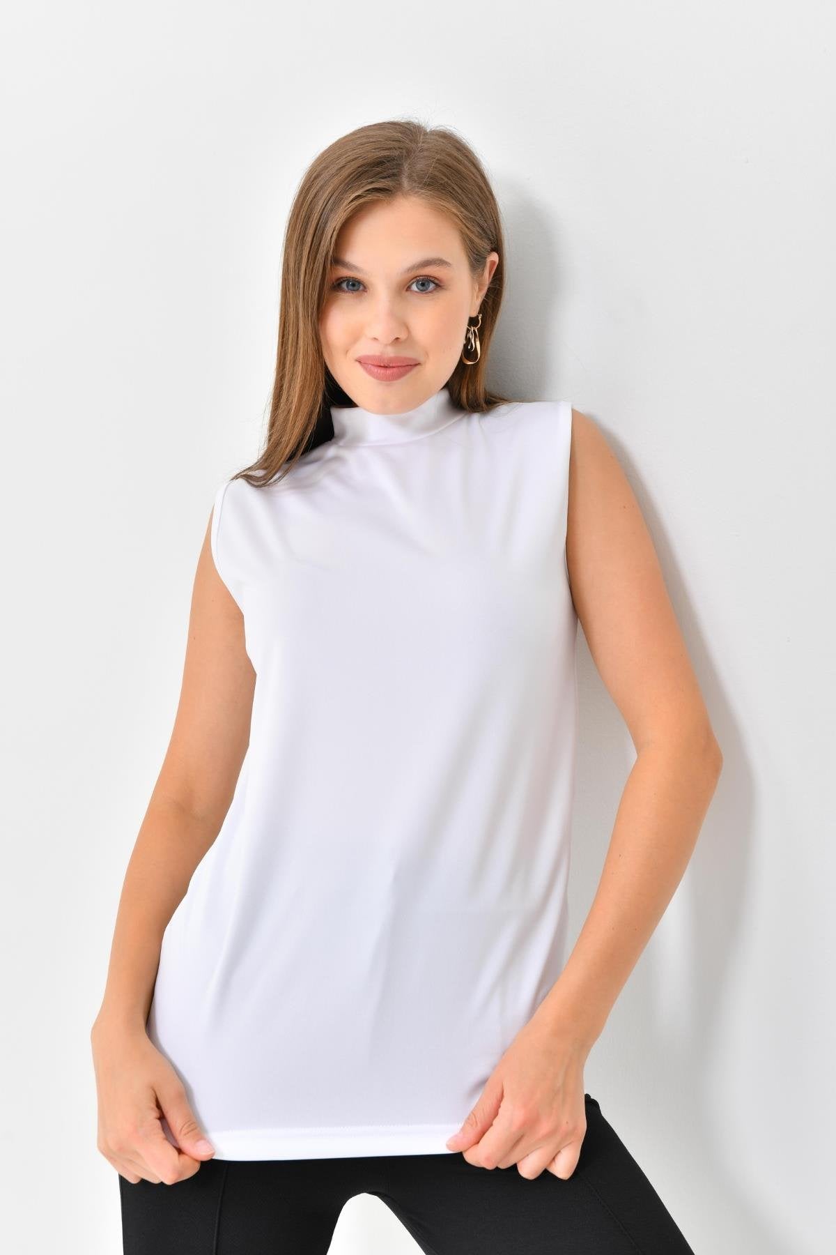 Beyaz iç elbise formunda uzun kolsuz içlik kadın iç giyim ürünü