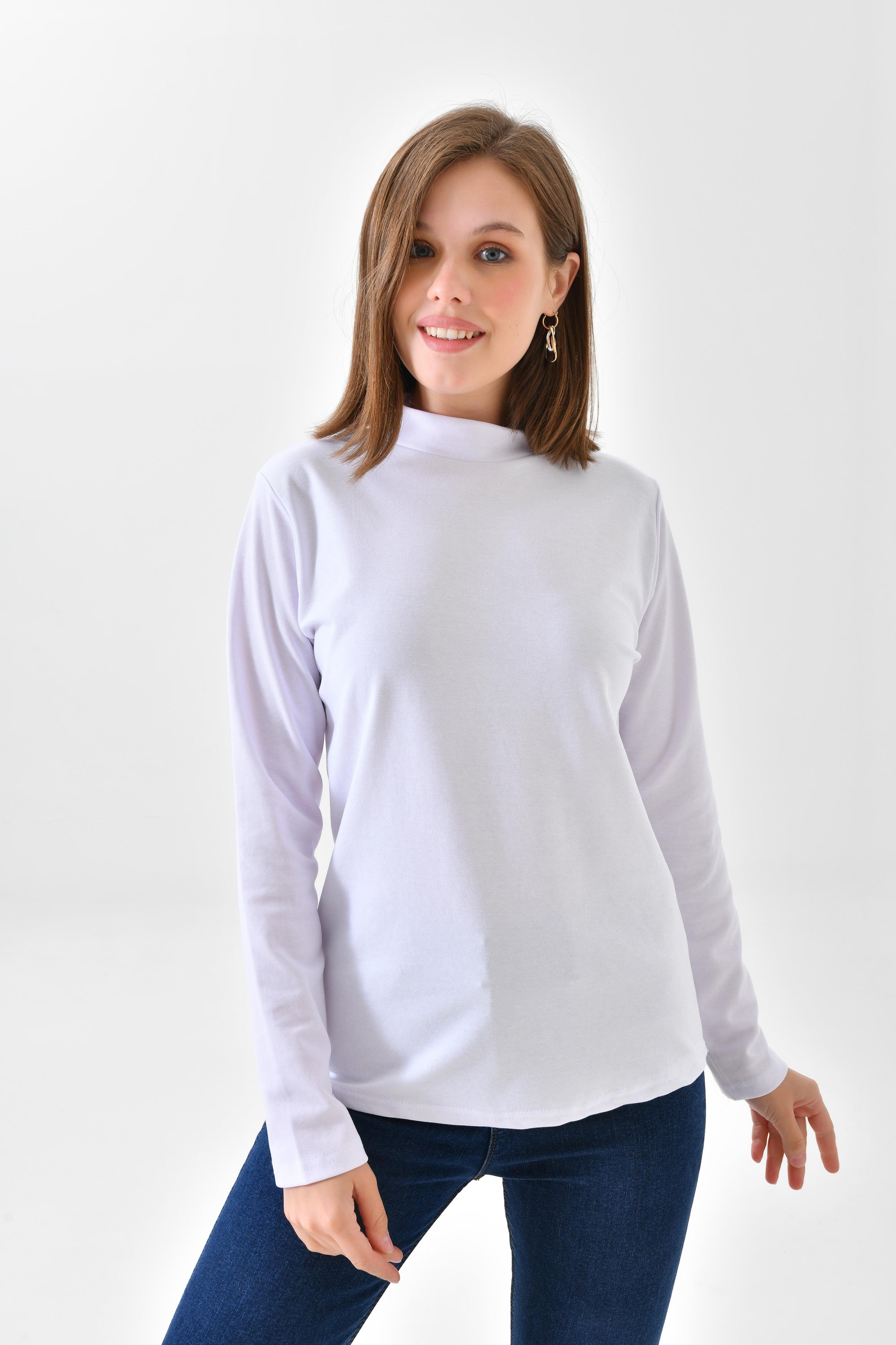 Tesettür beyaz bluz sade ve şık etek üstü kombin