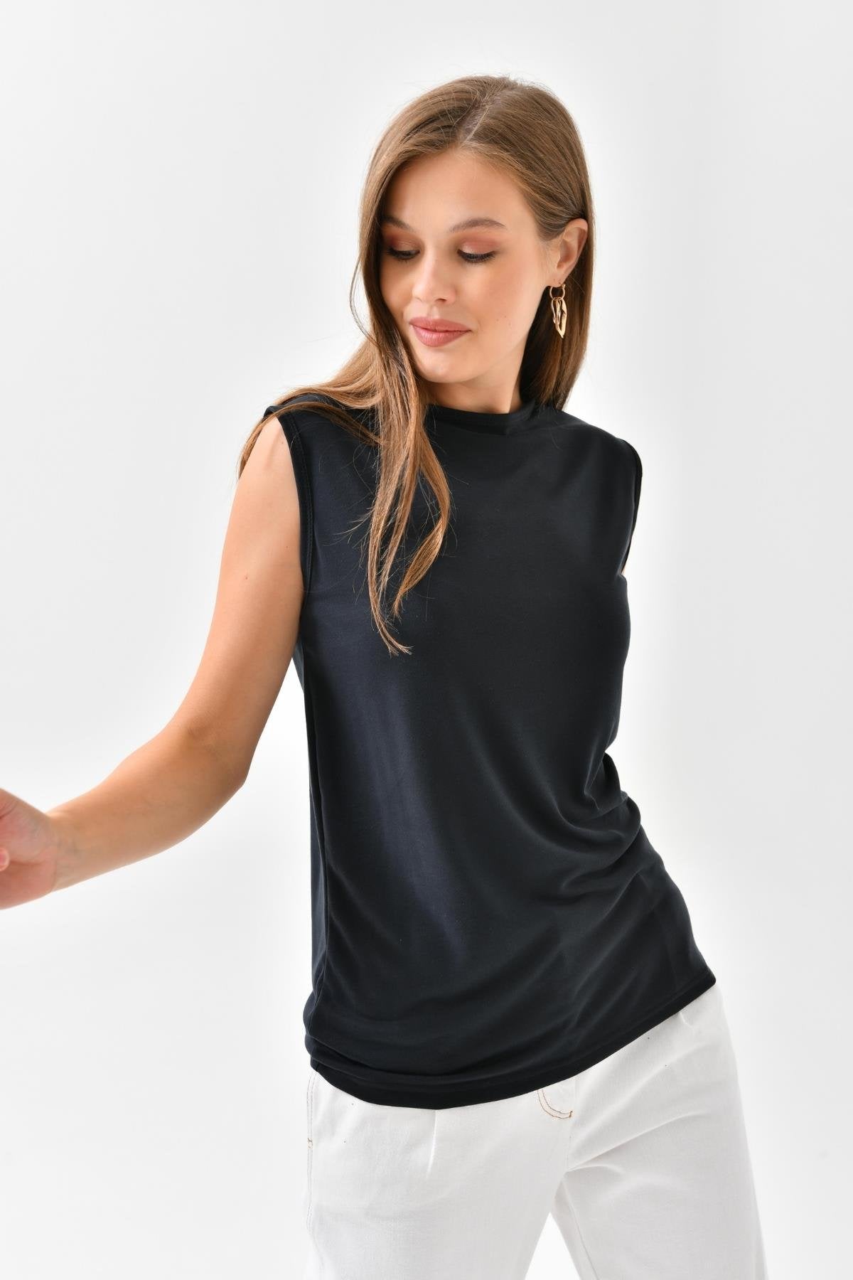 siyah kolsuz içlik tunik beyaz üst ile tesettür kombin