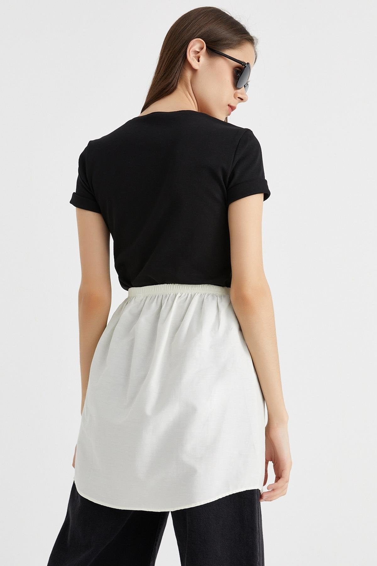 Etek üstü gömlek modelleri ile oluşturulan tesettür kombin, sade ve modern stil