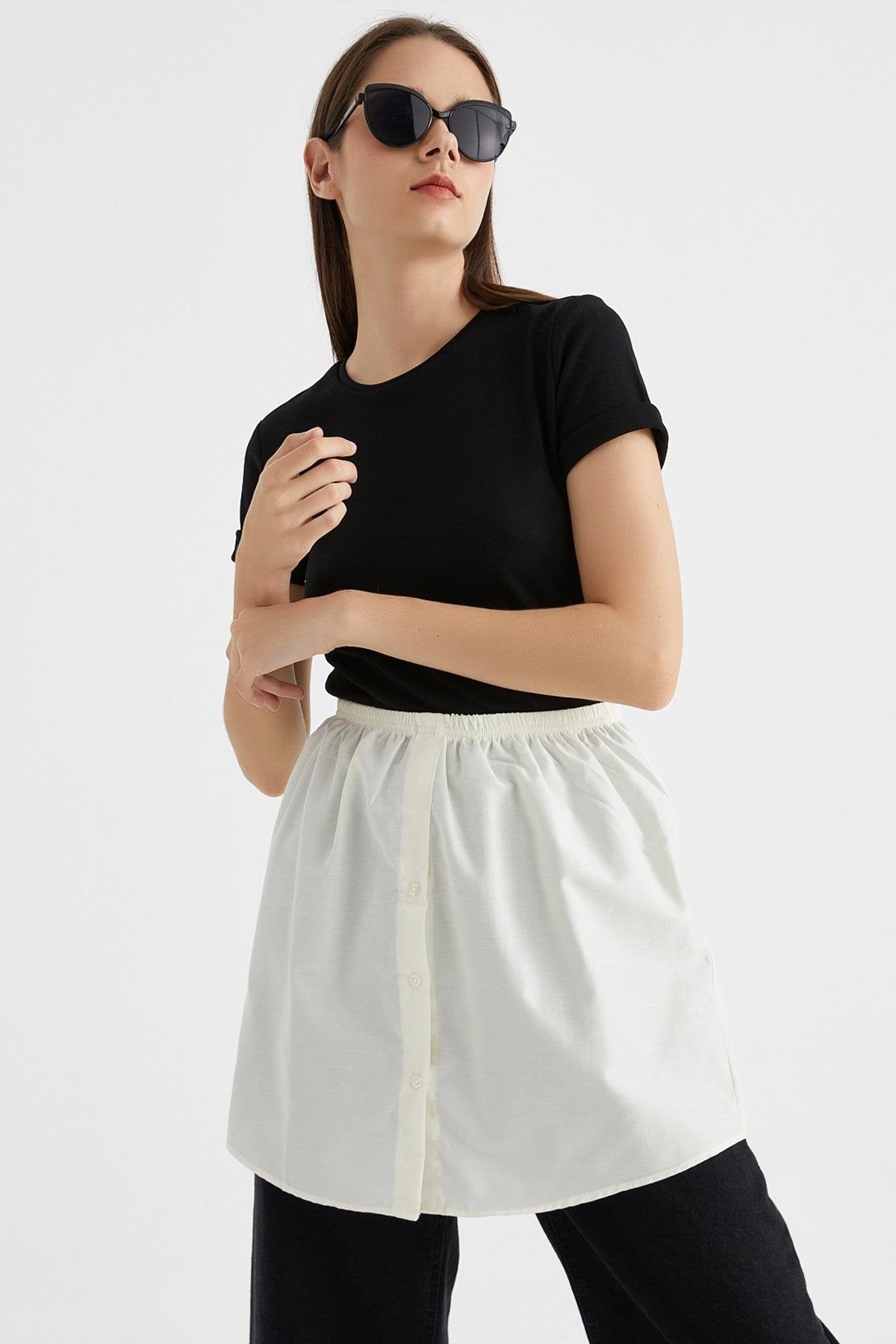 Gömlek etek kombin tesettür tarzında siyah pantolon ve beyaz detaylı üst görünüm