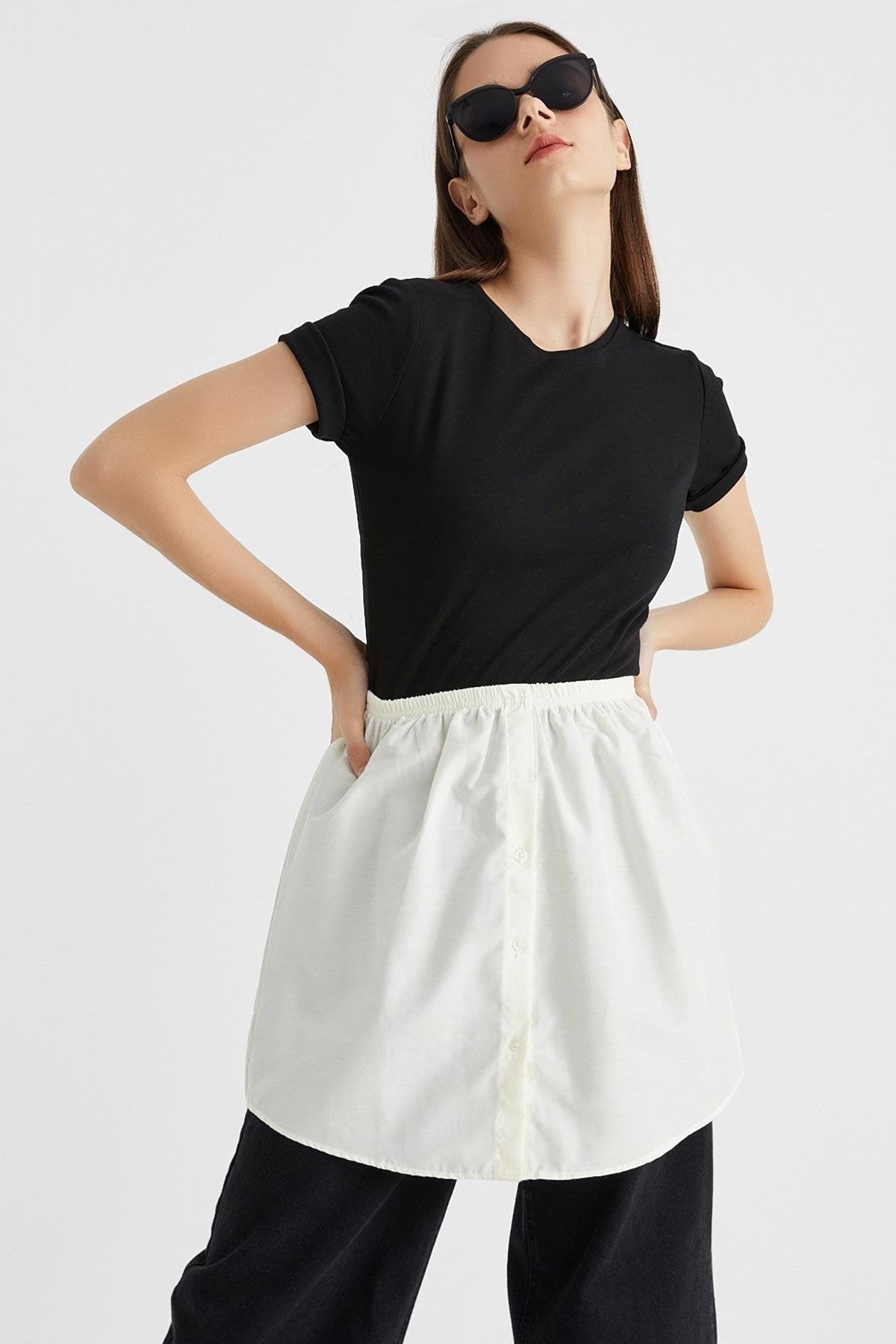 Minimal tasarımlı etek üstü gömlek tesettür kombinleri, modern şehir stili