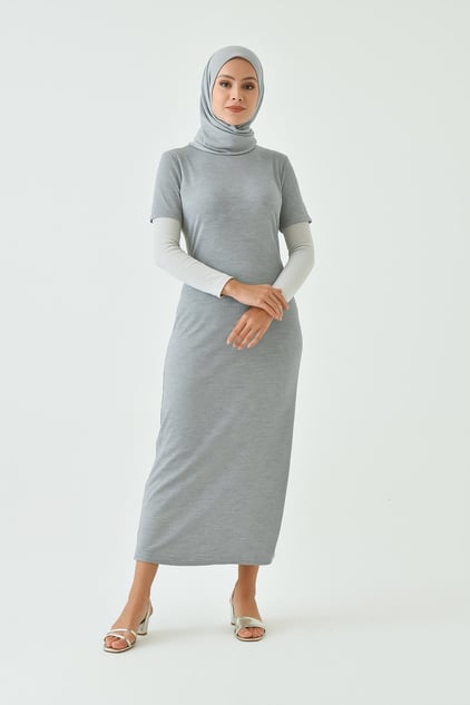 Sade şık gri tesettür elbise modeli, günlük tesettür elbise kombin önerisi