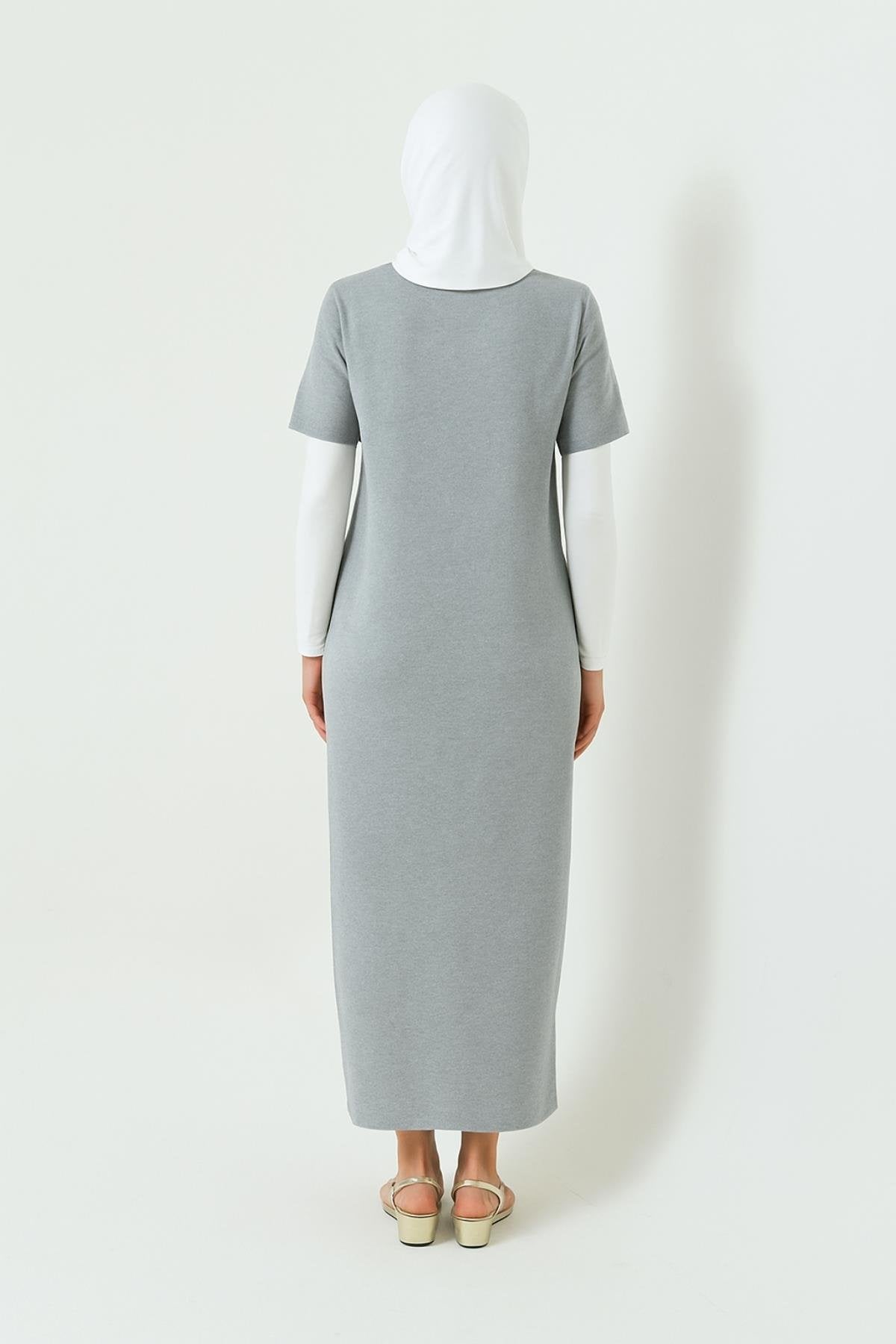 Minimal tarzda tesettür elbise, kapalılar için sade elbise modeli