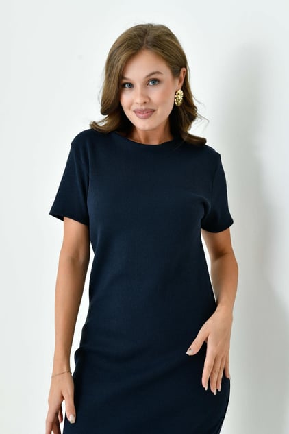 Kapalılar için sade ve rahat tesettür boydan elbise