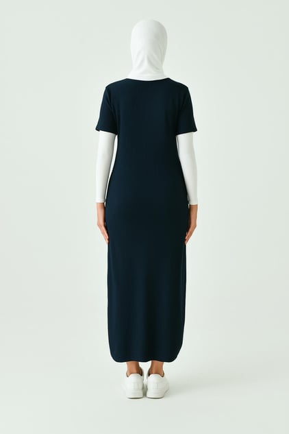 Minimal tasarımlı genç tesettür elbise günlük stil önerisi