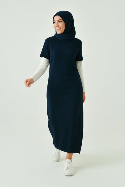 Lacivert sade şık tesettür elbise modeli ile günlük kombin