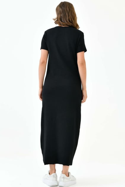 günlük tesettür elbise siyah sade şık tesettür elbise modeli