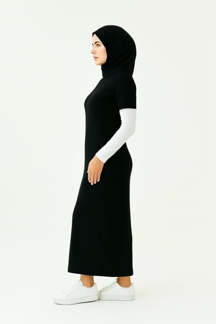 kadın tesettür elbise siyah boydan elbise modelleri sade ve şık tasarım