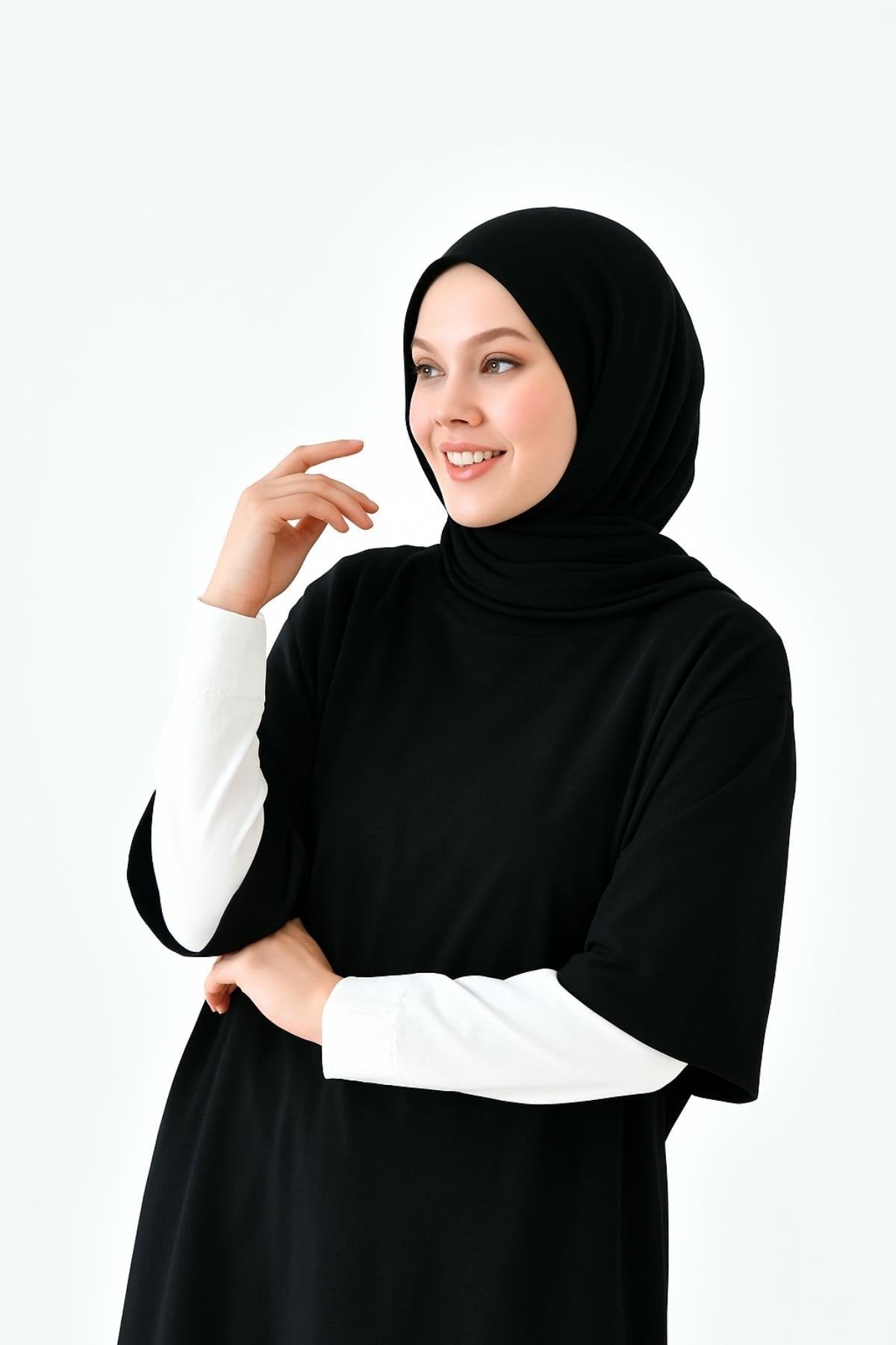 Tesettür kolluk boyunluk seti ile sade ve zarif kadın stil görünümü