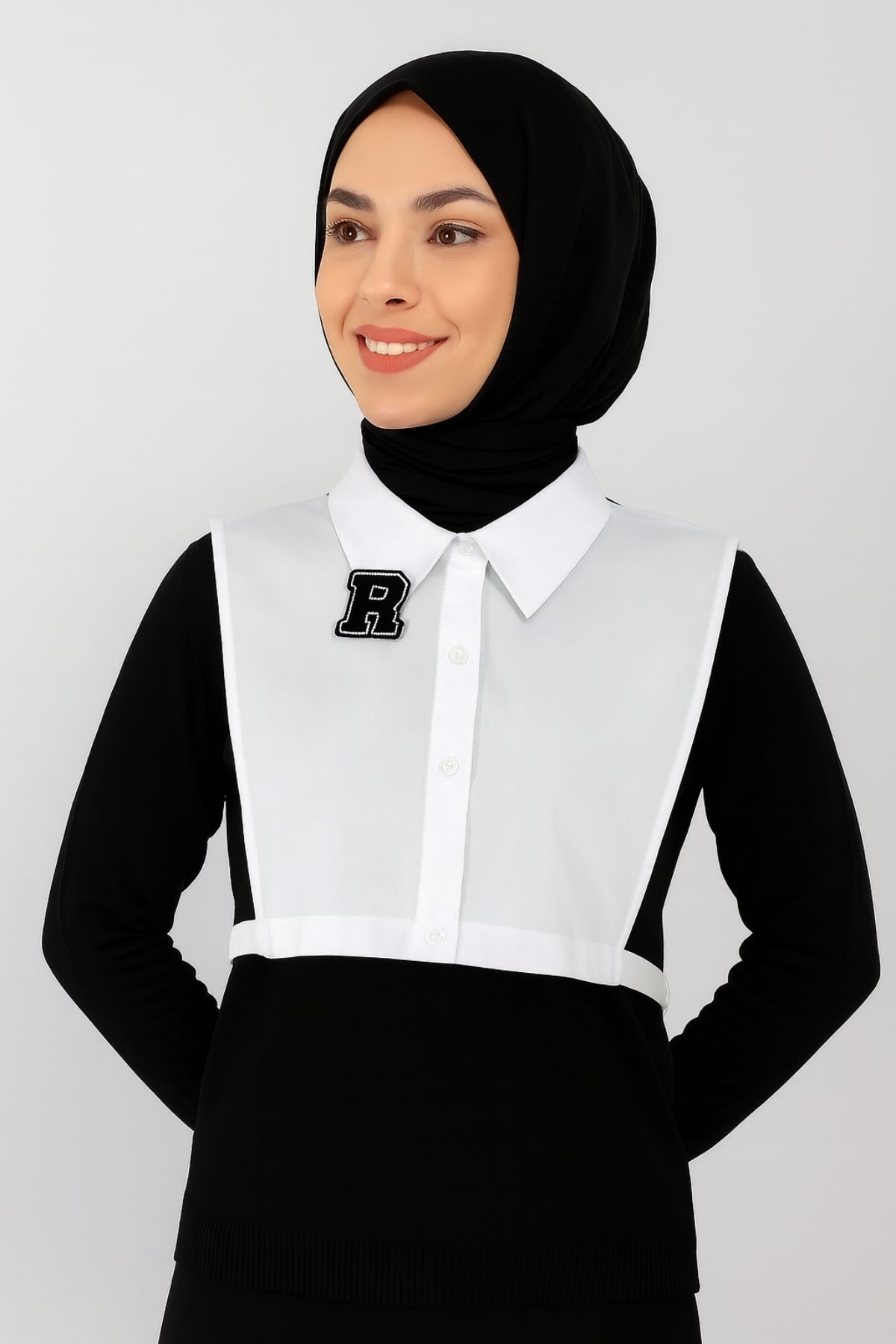 Siyah R Harf Detaylı Gömlek Yakası - Beyaz