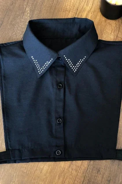 Farklı gömlek yaka çeşitleri arasında öne çıkan siyah seyyar gömlek yakası, kazak içine gömlek çözümü