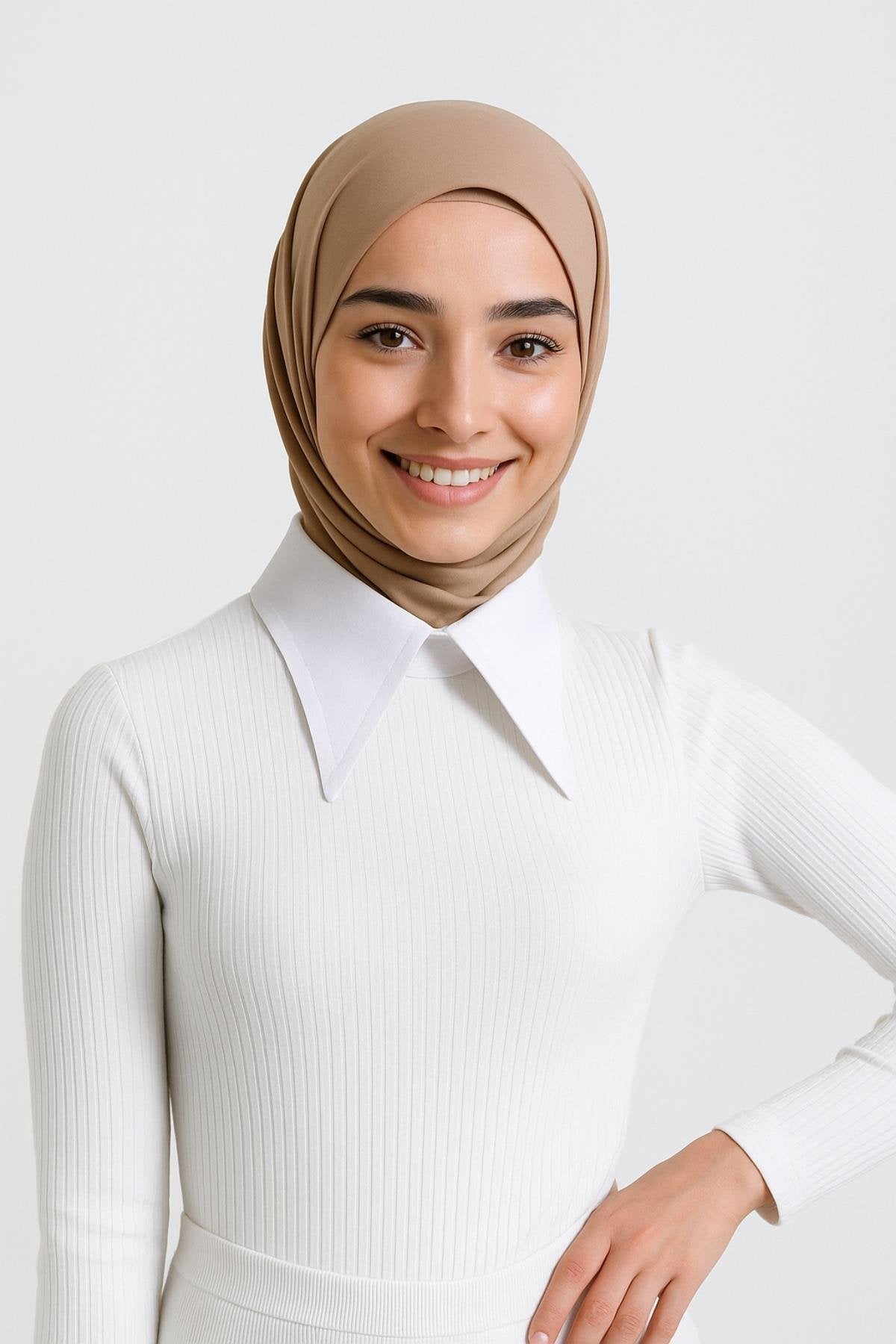 Kazak içine gömlek yakası takılmış beyaz sahte yaka kadın kombin