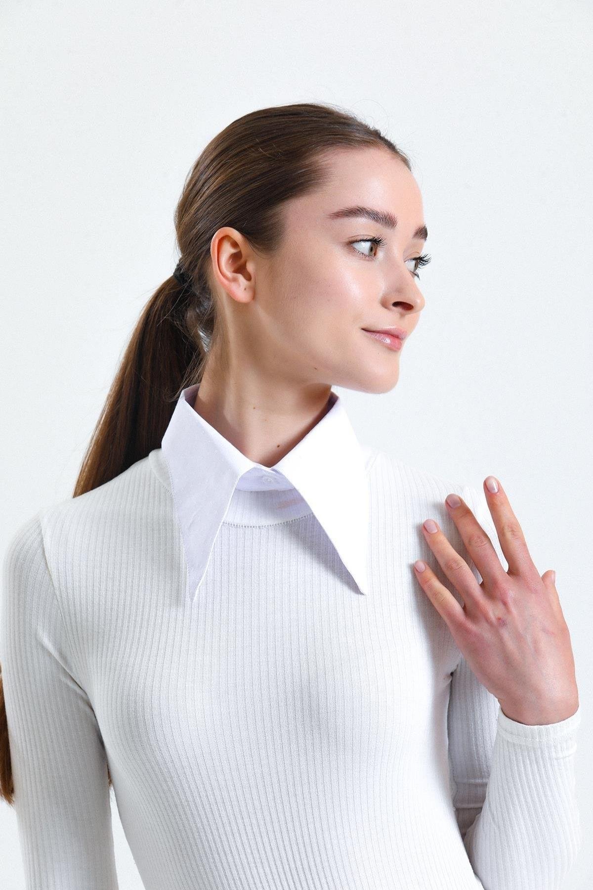 Takma gömlek yakası ile modern sahte yaka gömlek görünümü