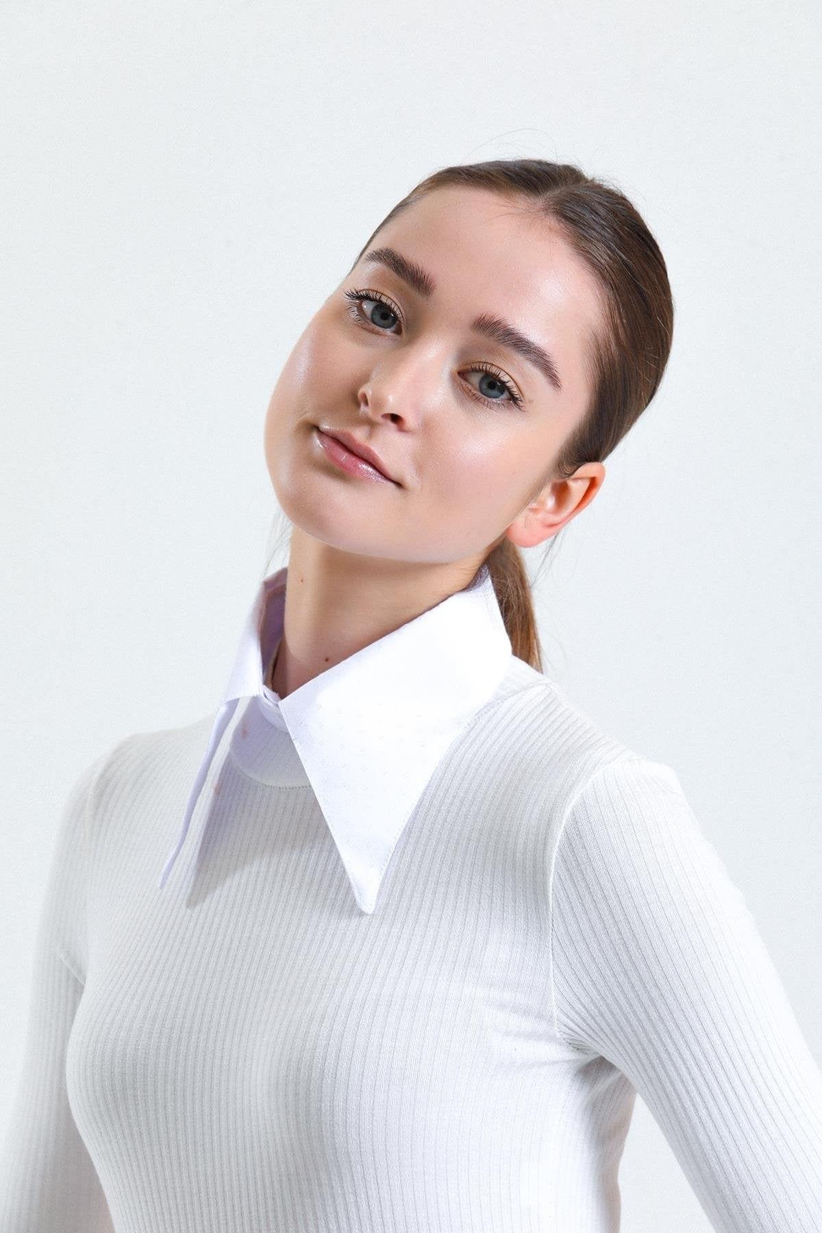 Seyyar gömlek yakası kullanımı ile pratik ve şık kombin