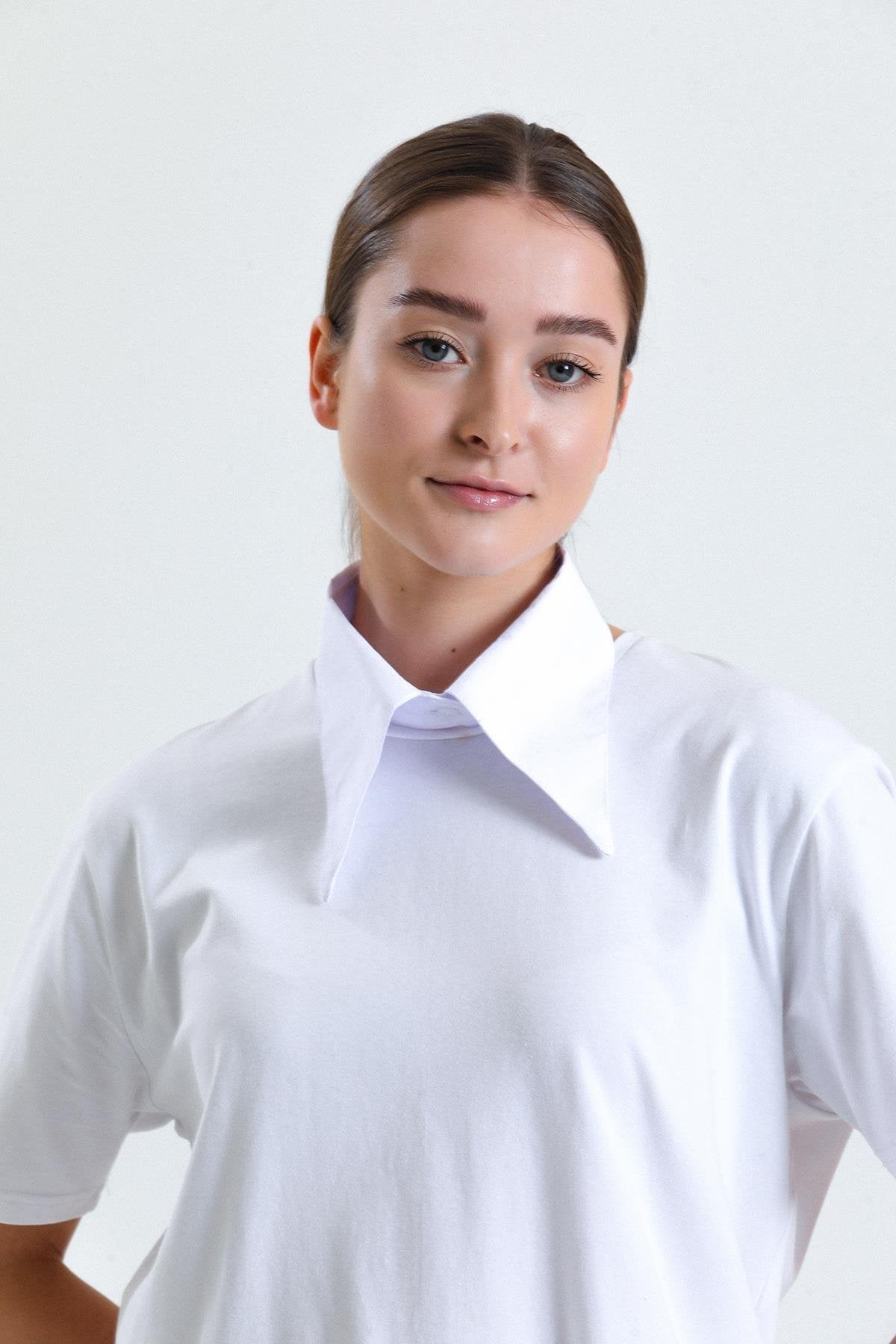 Beyaz hazır gömlek yakası ile kazak içi şık kombin örneği