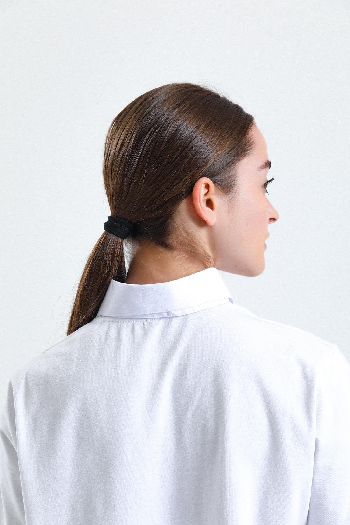 Gömlek yaka çeşitleri arasında öne çıkan sahte yaka kombin örneği