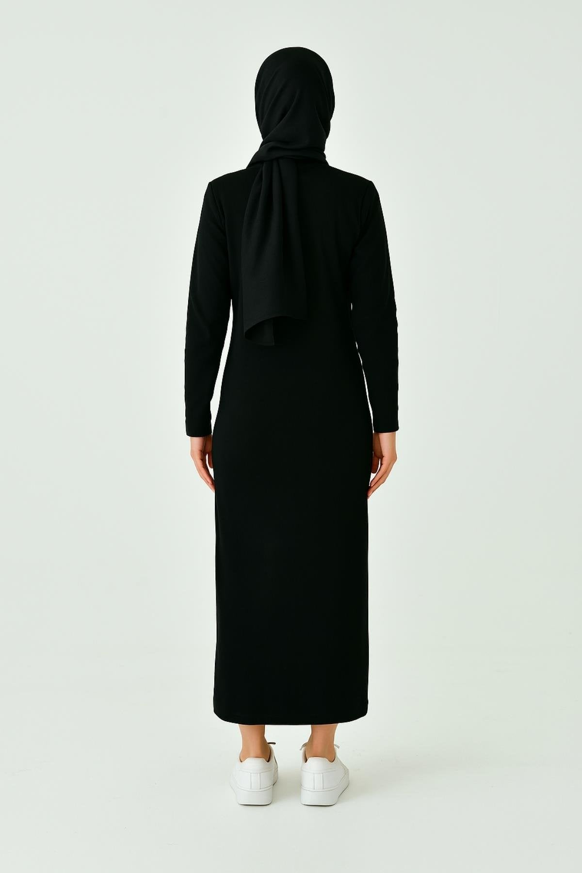 tesettür elbise modelleri arasında klasik siyah uzun elbise