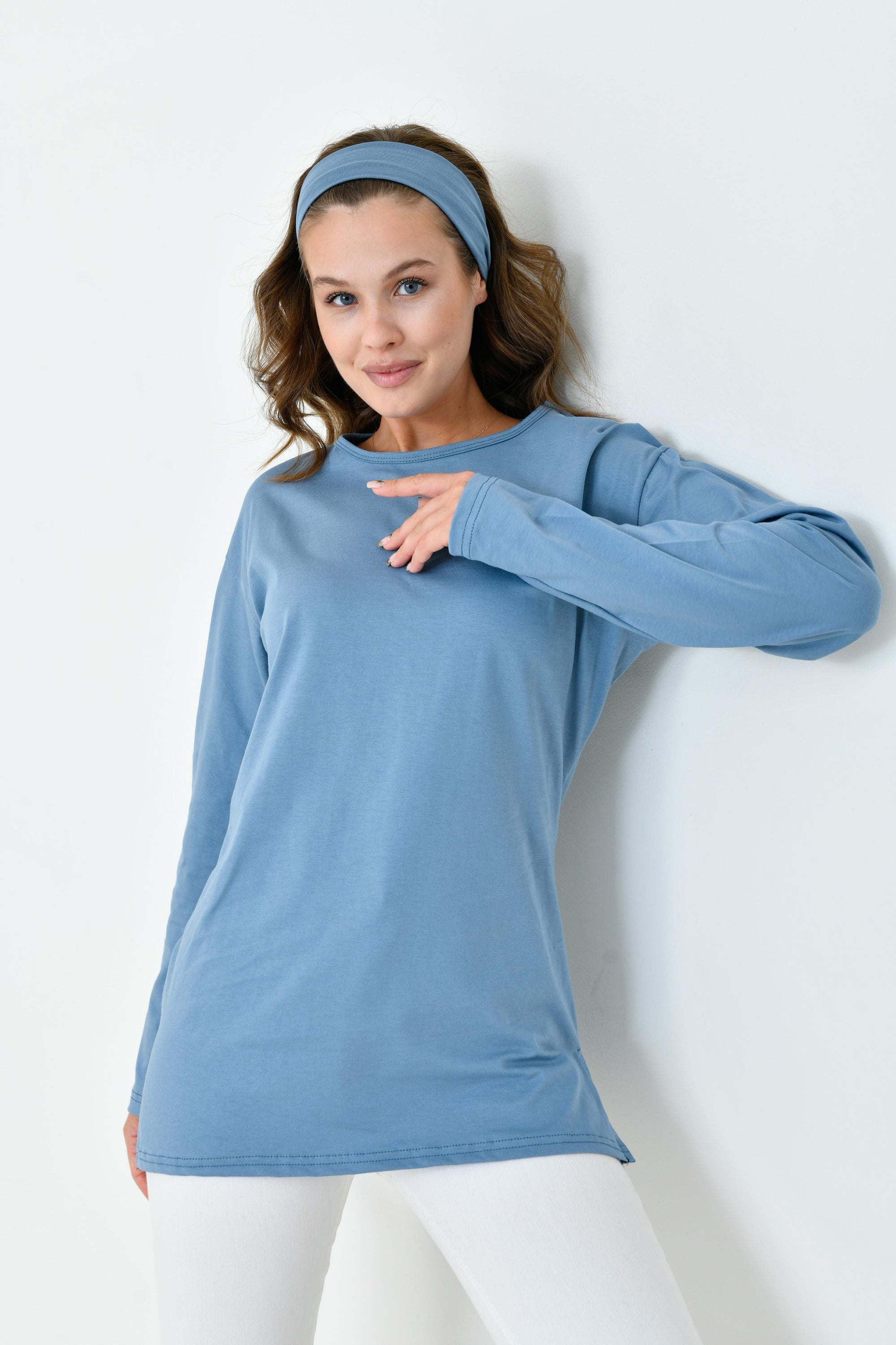 Uzun tesettür tunik modeli ile sade ve zarif kadın tunik görünümü