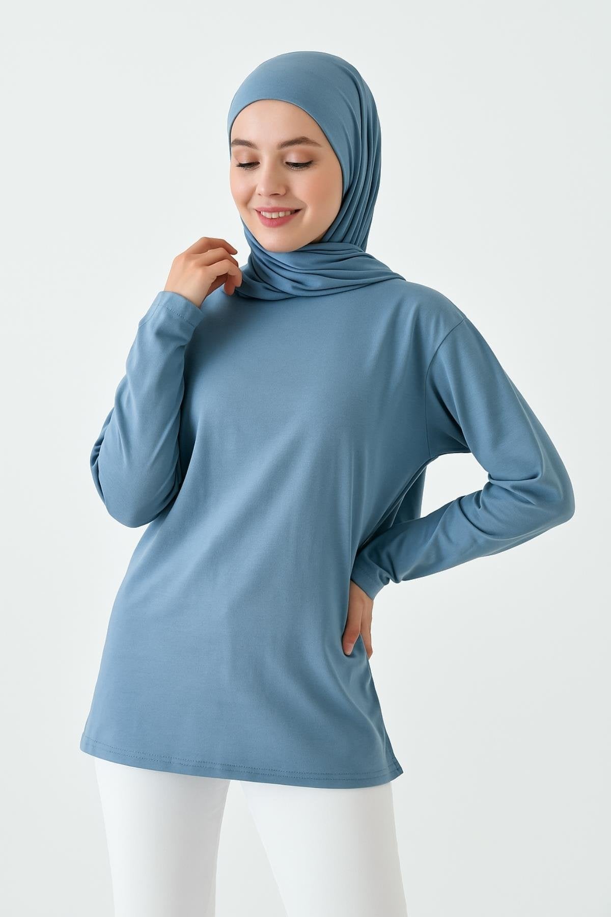 Mavi renk kadın tesettür tunik modeli, modern ve rahat uzun tunik tasarımı