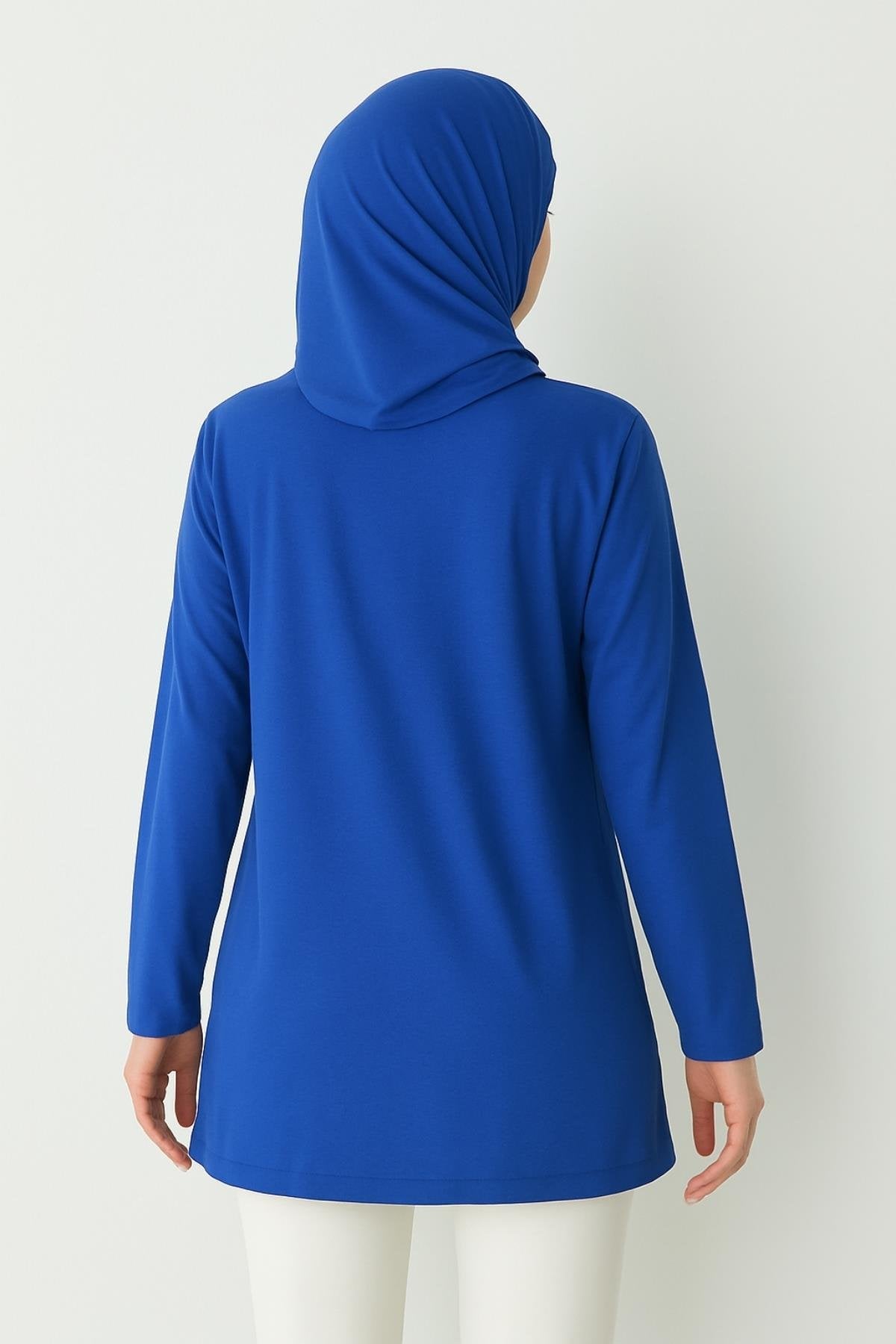 Kadın tesettür tunik modelleri arasında sade ve modern uzun tunik