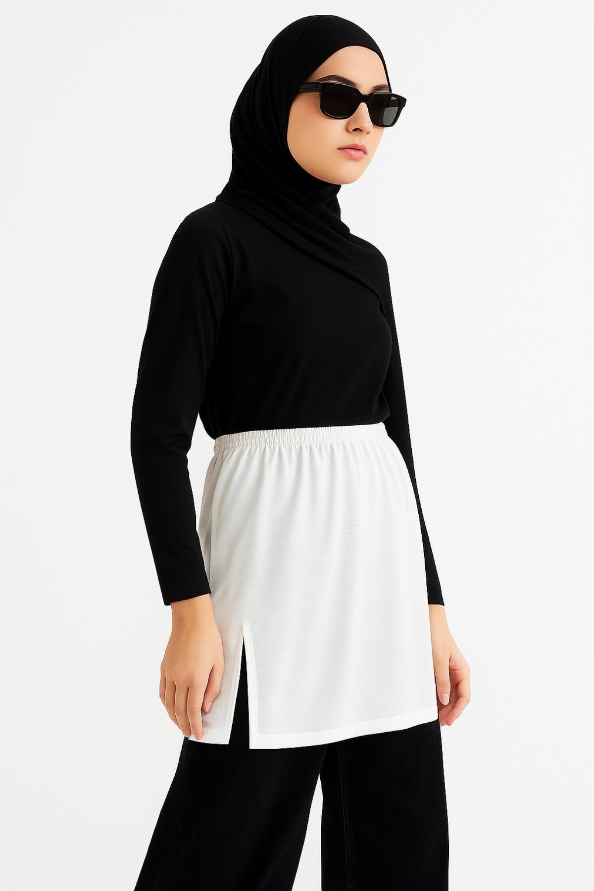 Siyah üst ve beyaz etek ile modern gömlek etek kombin tesettür stil