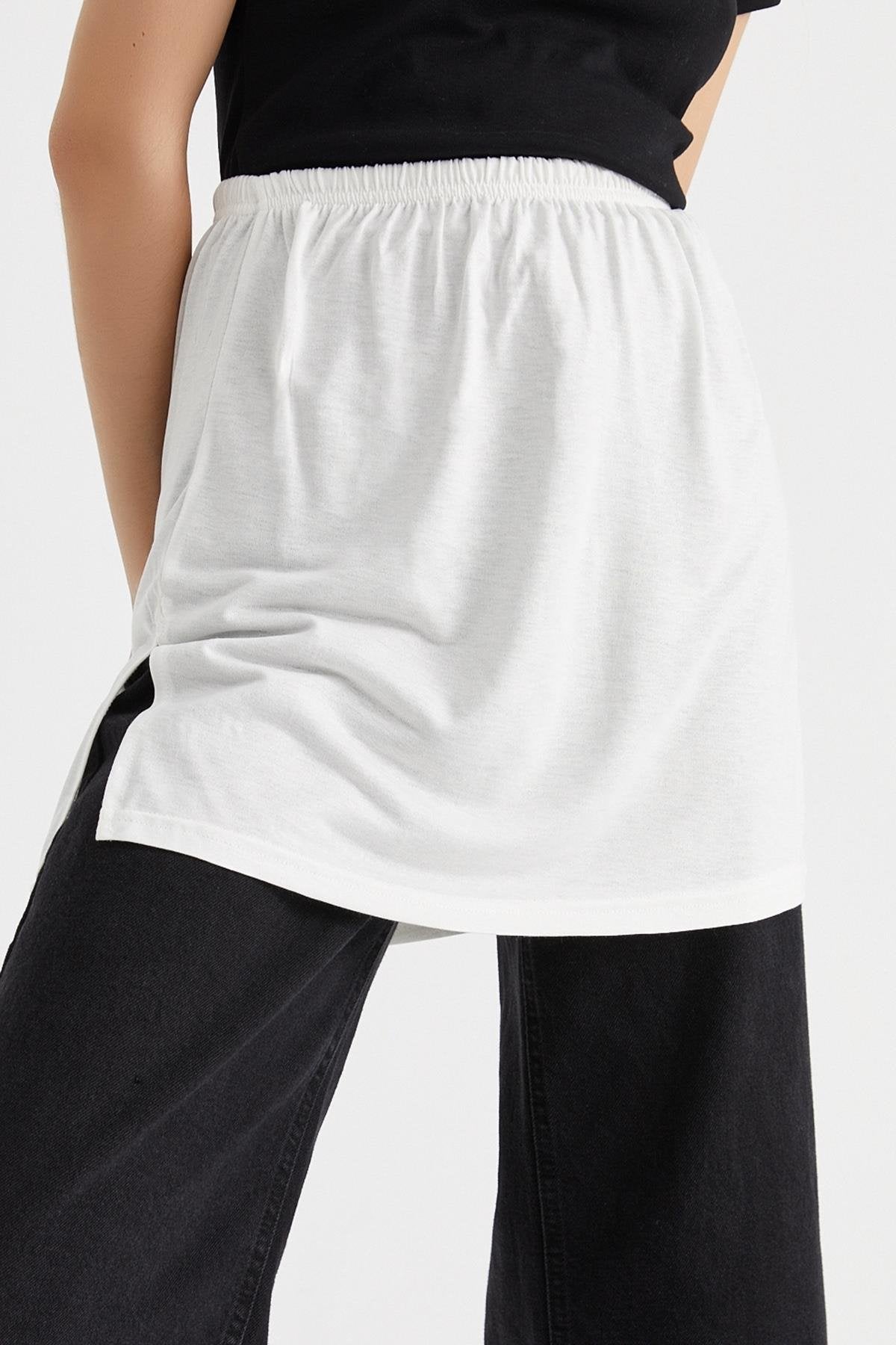 Modern çizgilerle tasarlanmış gömlek etek tesettür kombin